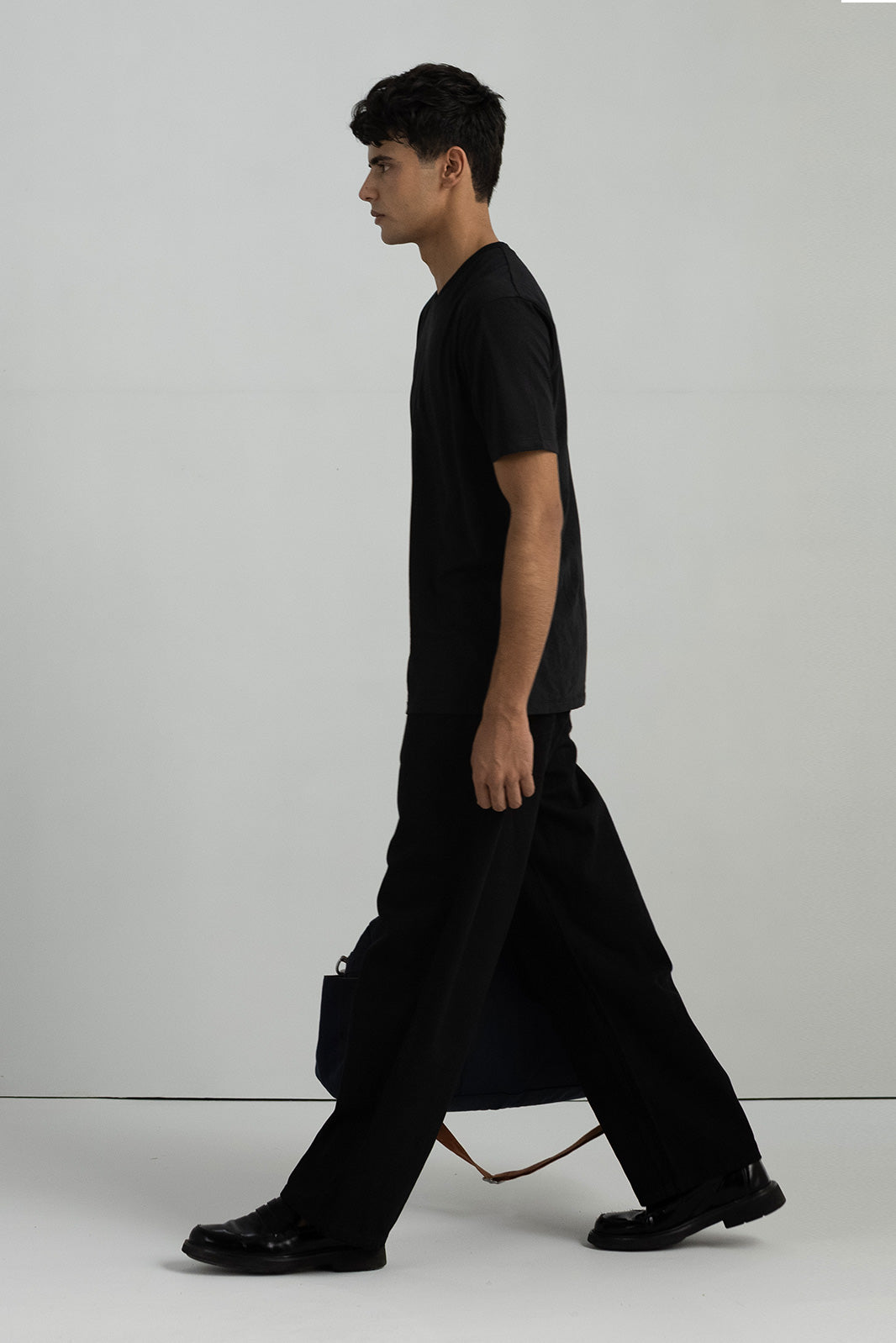 BASIC V-NECK T-SHIRT