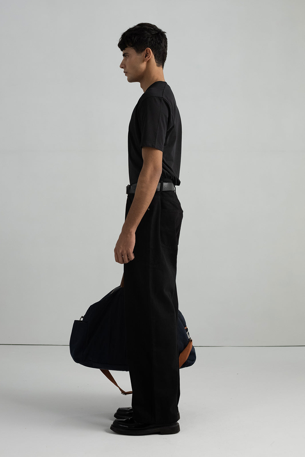 BASIC V-NECK T-SHIRT