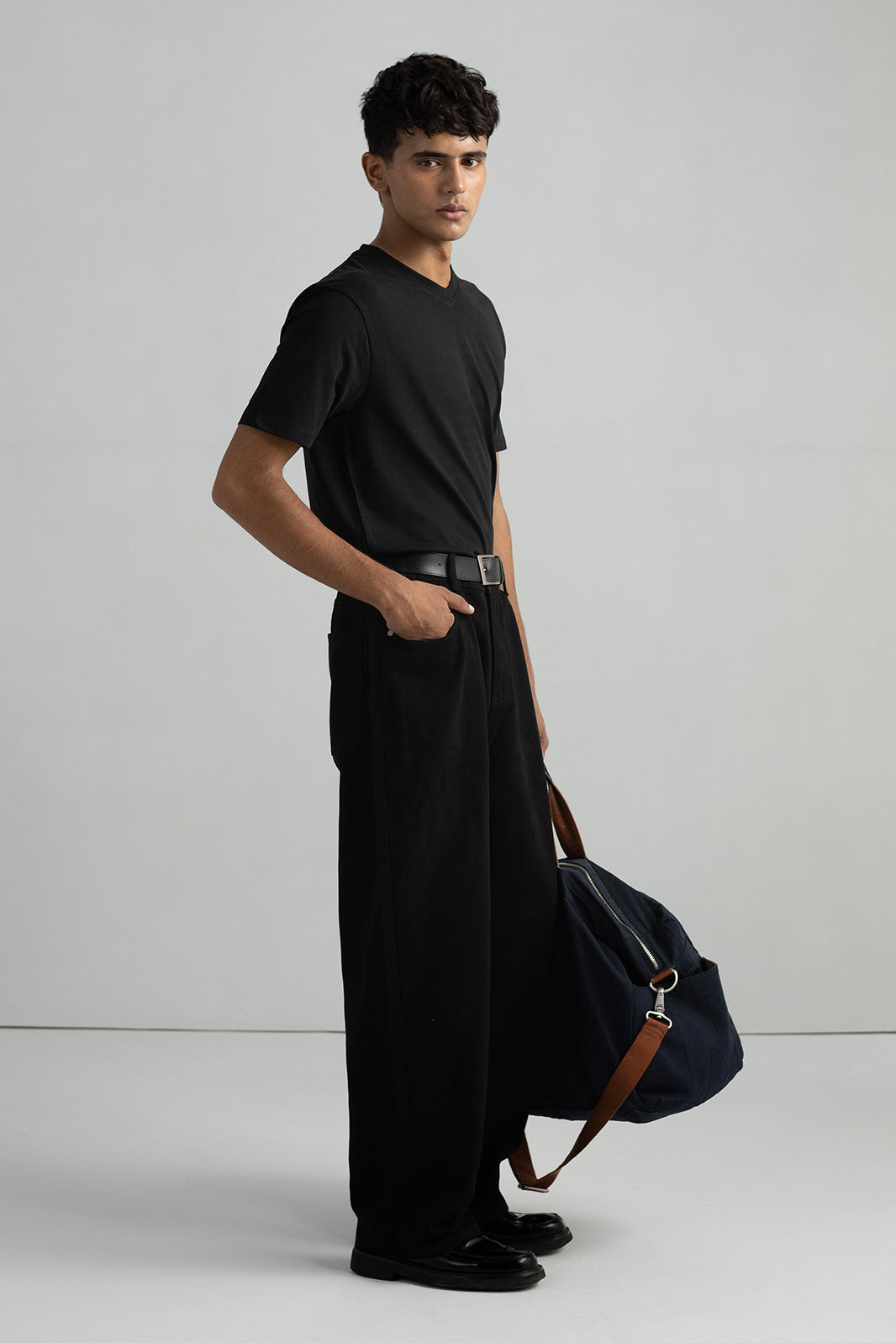 BASIC V-NECK T-SHIRT