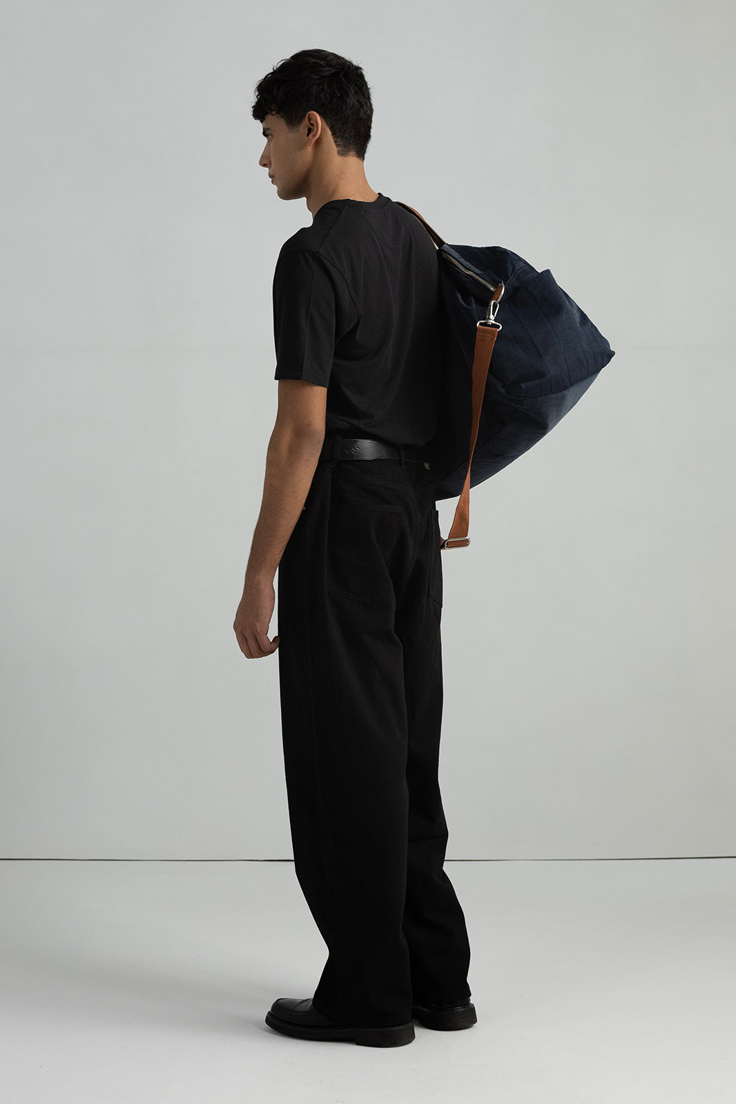 BASIC V-NECK T-SHIRT