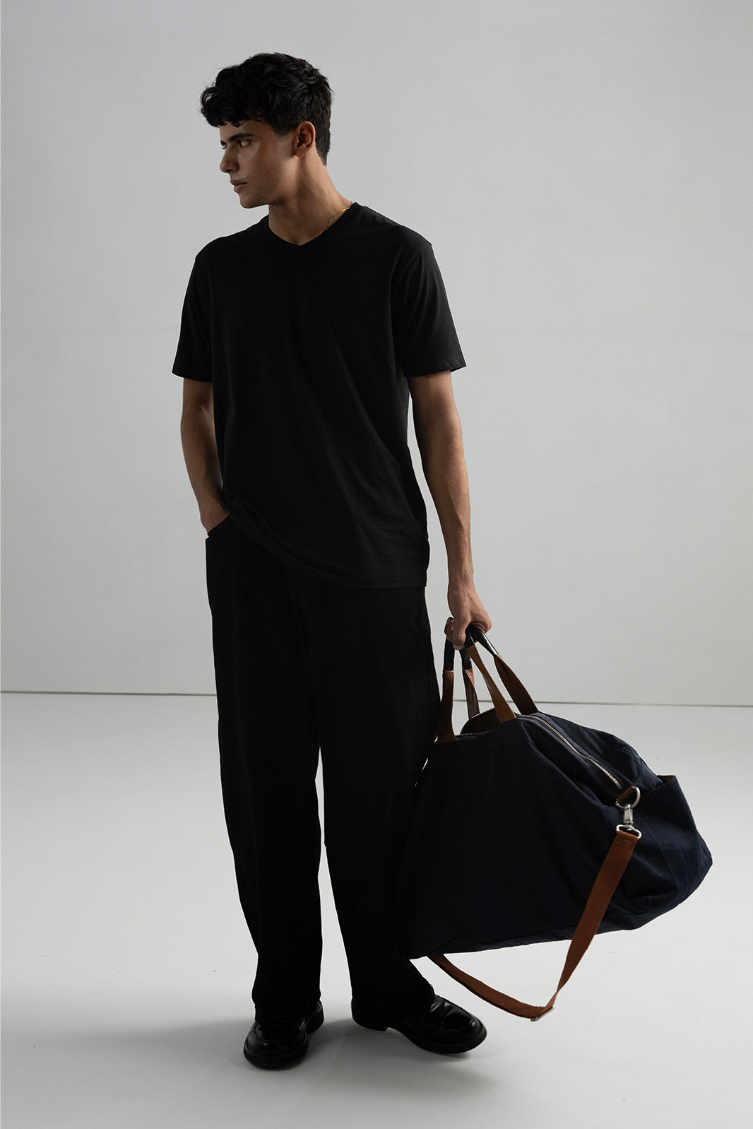 BASIC V-NECK T-SHIRT